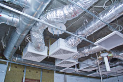 Монтаж распределителей воздуха и элементов подвесных потолков чистого помещения