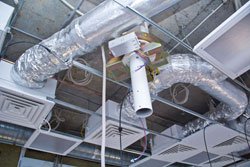Монтаж распределителей воздуха и элементов подвесных потолков чистого помещения
