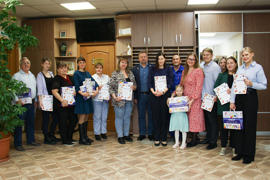 Наградили юных художников