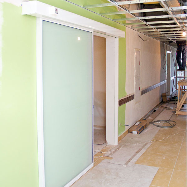 Монтаж дверей механических в чистом помещении