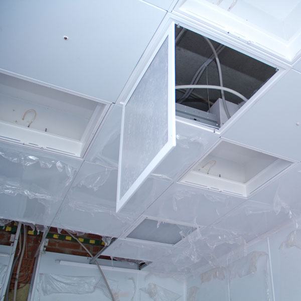 Монтаж подвесного беставрового потолка в чистом помещении