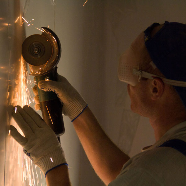 Монтаж обрамления окна в чистом помещении