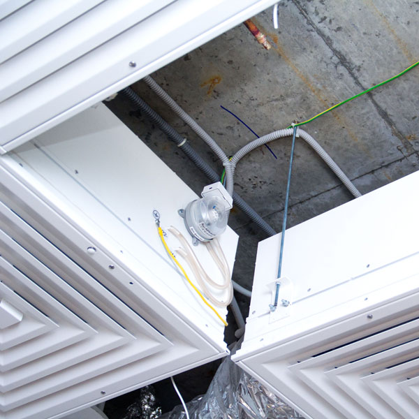 Монтаж распределителей воздуха и элементов подвесных потолков чистого помещения