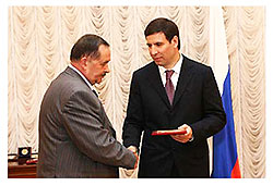 Губернатор  области вручил государственную награду Владимиру Супруну